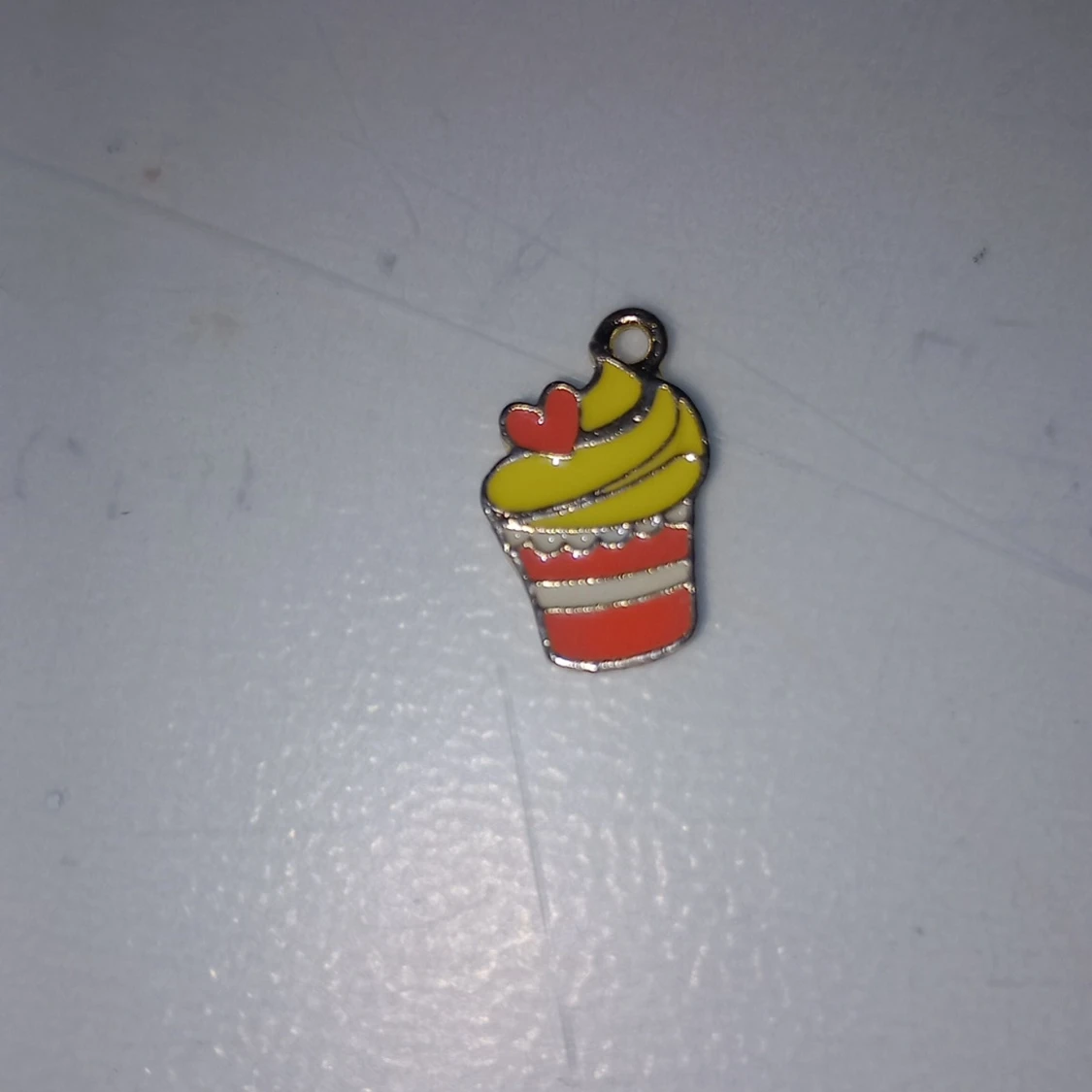 Cupcake-hänge i färgglad emalj