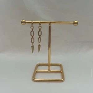 Guldiga kedjeörhängen med spetsdetalj - Snygga örhängen i guld med kedjelänkar och spetsiga konformade hängen. De har en modern och edgy vibe, perfekta för att lyfta din stil. Örhängena är i metall med en cool kedjedesign och spetsig detalj längst ner.