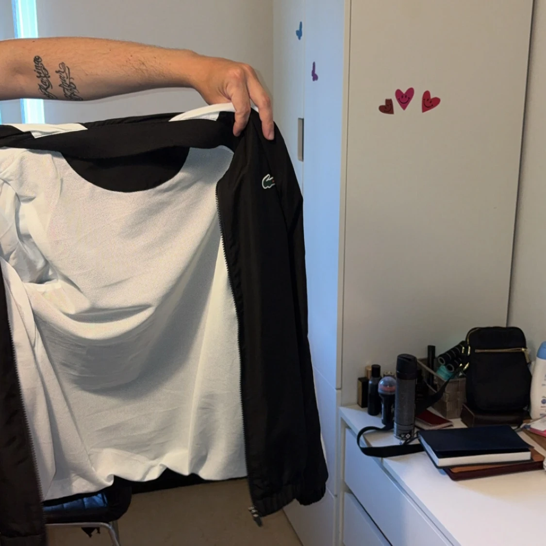 Svart vindjacka från Lacoste och byxor från Lacoste 