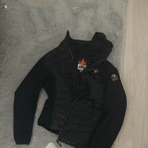  Parajumper Cardigan  - Skick 10/10 använt en gång köptes nyligen nypris  2999. Vill ha bort då den inte kommer till användningen. Mitt pris är förhandlingsbart vid snabb affär.