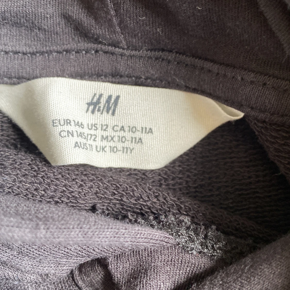 Svart hoodie från H&M med huva - 2