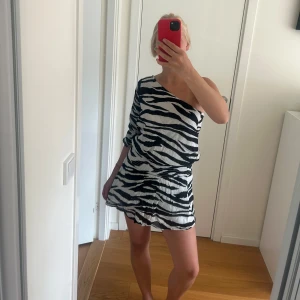 Zebramönstrad kort klänning oneshoulder - Klänning från Gina tricot x Izaandelle. Storlek 158/164 men passar mig som ofta brukar ha storlek S 💕