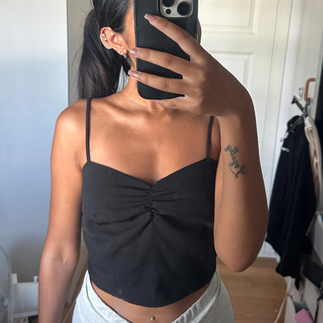 Svart croppad linnetopp med rynk - 1