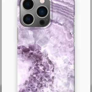 Lila Amethyst mobilskal Ideal of Sweden - Säljer ett snyggt mobilskal från Ideal of Sweden i modellen Amethyst. Skalet har ett unikt mönster som påminner om kristall eller ädelsten i olika lila nyanser. Perfekt för dig som vill ha en trendig och personlig look på mobilen.