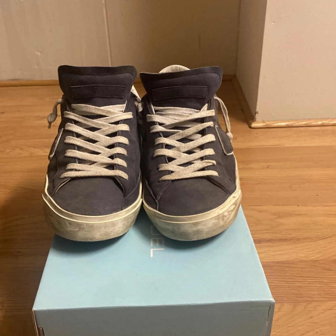 Mörkblå Philippe Model i mocka bytes/säljes - 1