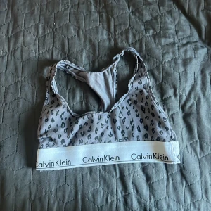 Sport topp  - Sport topp från Calvin Klein i Leo print kommer it till användning nå mer i storlek xxs 