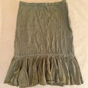 Khakigrön bomullskjol H&M - Fin midikjol från H&M 🌿 I mycket fint skick! Veckad och utsvängd nertill. 100% bomull. Storlek 40/L på lappen men den passar mig som har M perfekt.  Pris är självklart förhandlingsbart 🥰 Hör gärna av er vid frågor och glöm inte att kolla in garderoben för fler liknande plagg, jag samfraktar gärna! 💕