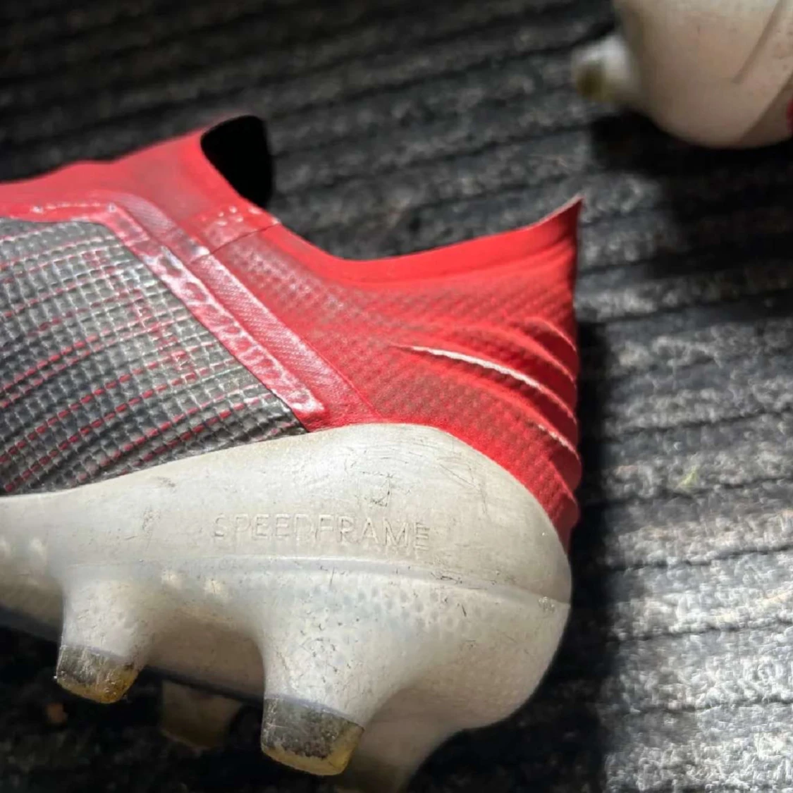 Adidas röda och svarta fotbollsskor - 2
