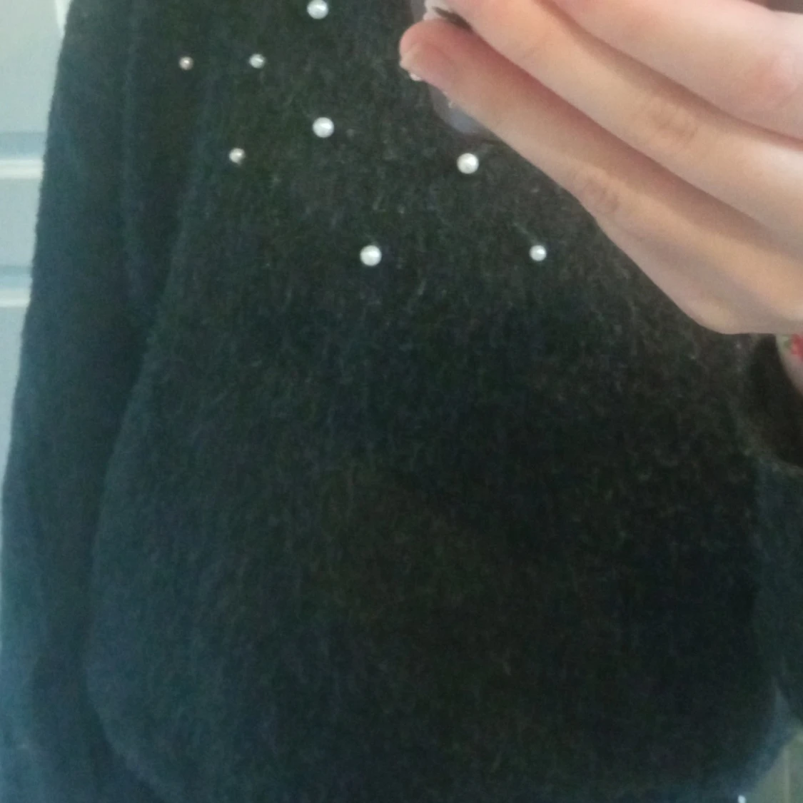 Mörkgrå stickad tröja med vita pärlor - 3