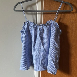 Blåvitrandig topp från h&m - En randig topp från h&m i storlek xs 