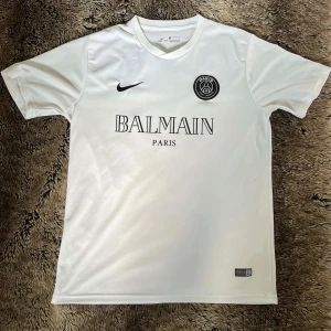 Balmain fotbollströja - Snygg vit fotbollströja i Dri-FIT-material från Nike, samarbete mellan PSG och Balmain. Skicket är utmärkt 8/10 Pris kan diskuteras! Vid bundle köp och snabb affärer, Så tveka inte och kontakta vid intresse🫣 frågor om passform eller mer bilder? Kontakt mig🤝