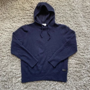 Stickad hoodie - Säljer denna rikigt feta stickade hoodien!🙌Tröjan är gjord av 80% ull och är i storlek M, men sitter som S- XS!🤝Nypris = 1499kr!⭐️Skick : 9,5/10! Hör gärna av er om ni har funderingar!👍