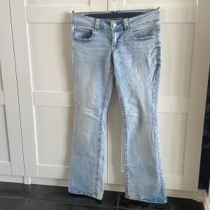 Ljusblå bootcut jeans från Gina tricot - Snygga ljusblå jeans från Gine tricot med klassisk femficksdesign och bootcut-ben. Jeansen har låg midja och är tillverkade i mjukt denimtyg som ger en avslappnad vibe. Perfekta för dig som gillar en retroinspirerad look.