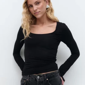 långärmade toppar från Gina's soft touch collection!  - Säljer 3 långärmade toppar, modellena är tight och har en inte för basic men inte heller tråkig design som passar perfekt till jeans eller kjol. Tillverkad i mjukt bomullsmaterial som sitter skönt mot kroppen! 😊 OBS! 3 STYCKEN FÖR 600 OCH 200 FÖR 1! FÄRGEN SOM FINNS ÄR SVART, MARINBLÅ OCH VIT ALLA I NYSKICK ENDAST TESTADE! 