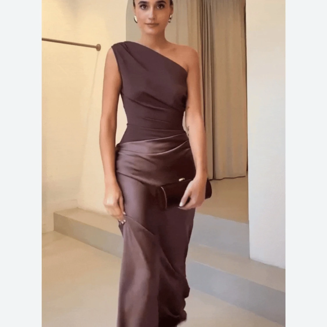 Brun långklänning i satin med oneshoulder - 2