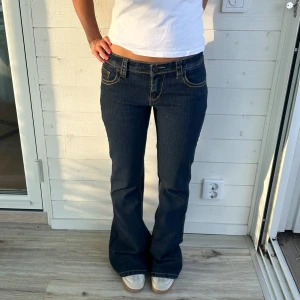 Mörkblå bootcut jeans  - Mörkblåblågmidjade bootcut jeans i storlek S. Midja: 38x2 cm innerben: 81 cm