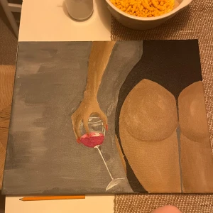 målning: Kvinna med vinglas - En modern och stilren målning som föreställer en kvinna i svarta underkläder, med ett glas rödvin i handen. Gjord av mig, skriv innan köp och erbjud pris! Skriv för information om mått osv.