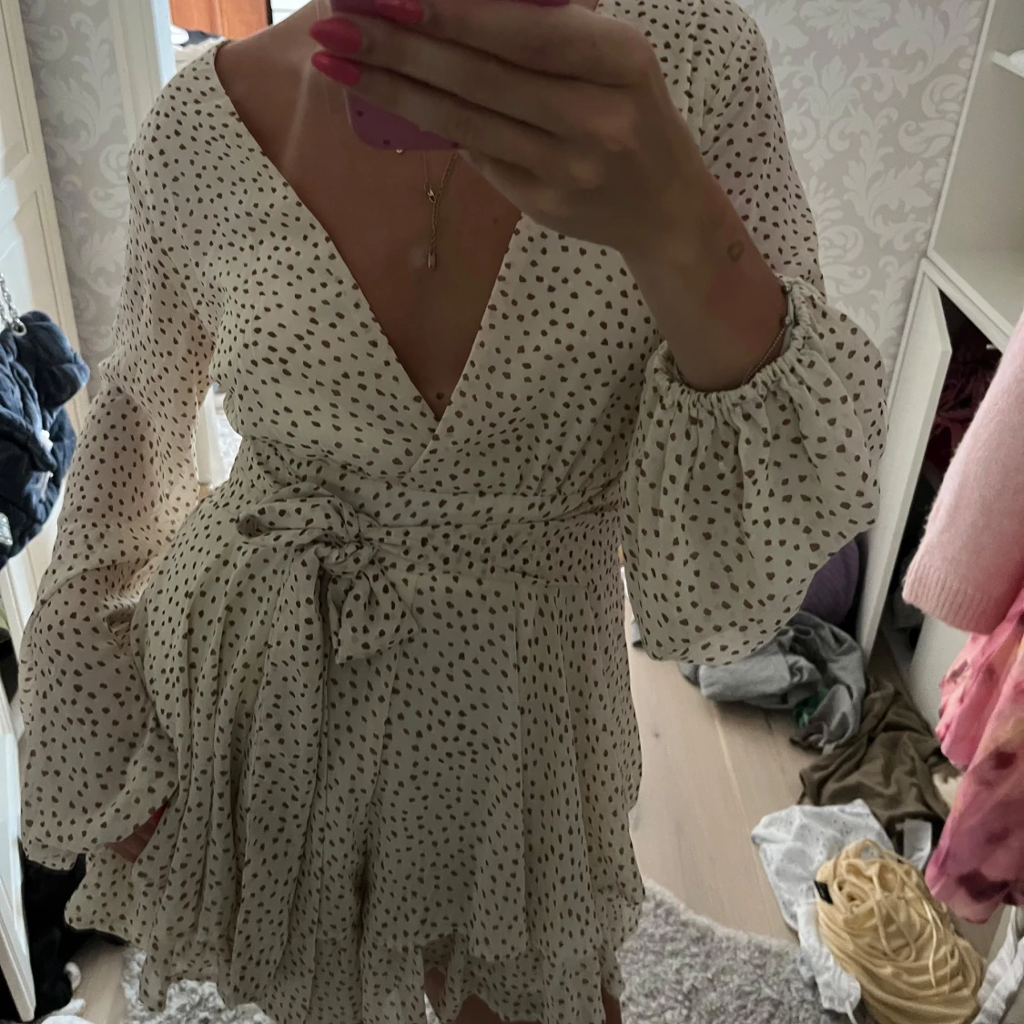 Prickig klänning  - 3