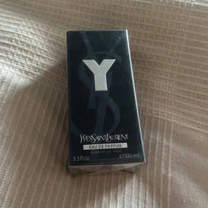 Yves Saint Laurent Y Eau de Parfum 100ml - Y Eau de Parfum från Yves Saint Laurent i en snygg svart rektangulär kartong med silverdetaljer. Flaskan rymmer 100 ml och är perfekt för dig som gillar exklusiva och moderna dofter. Klassisk och stilren design med tydlig Y-logga framtill.