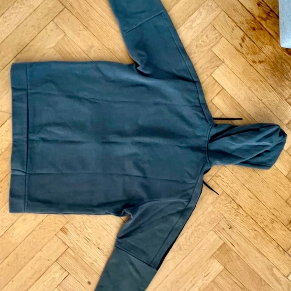 Grå hoodie från Adidas med svarta ränder - 1