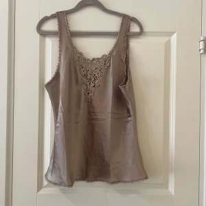  Sidenlinne - Supersnyggt mörkbeige linne i siden med vacker spets och broderade blommor framtill. Pris kan disskuteras🤍✨