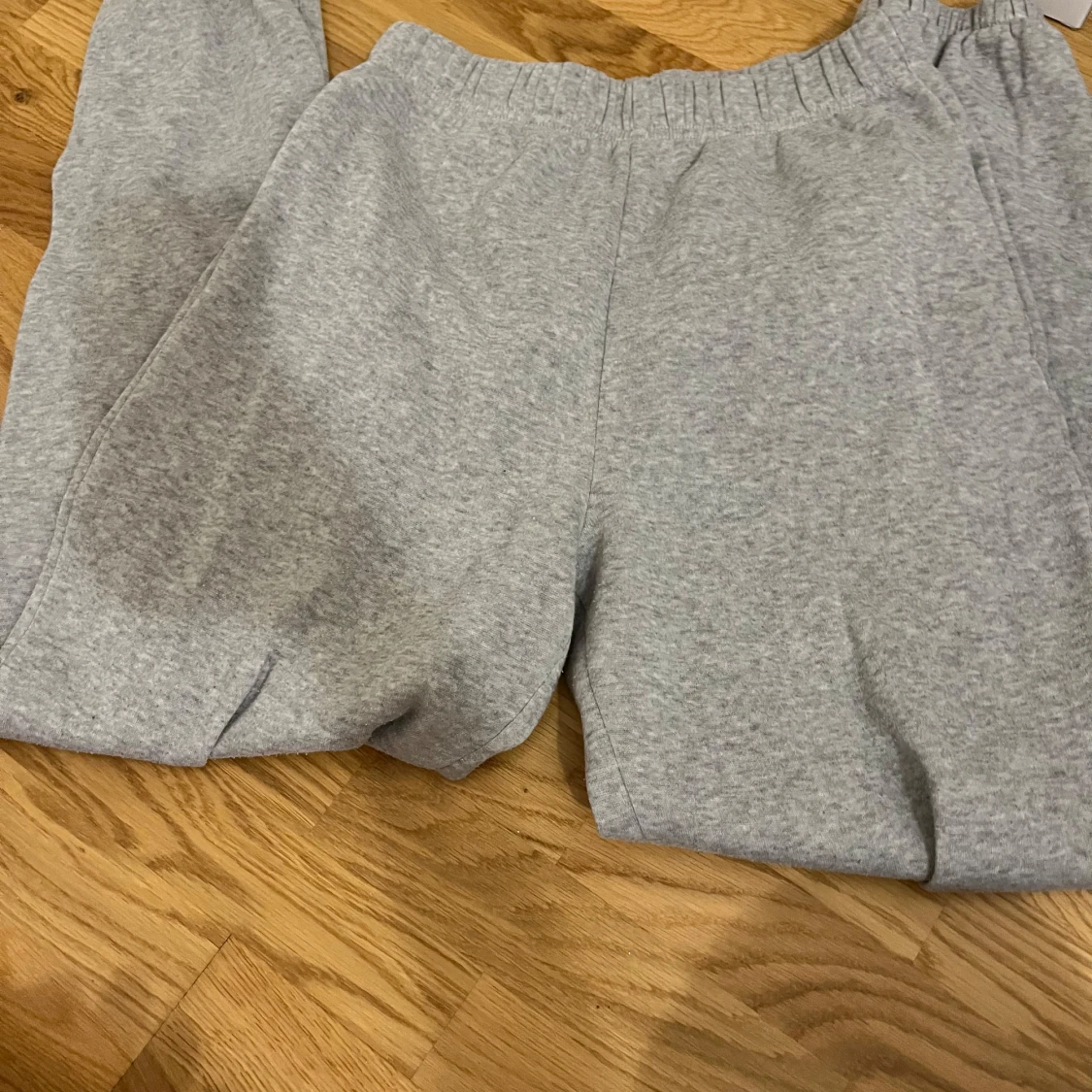 Gråa mjukisbyxor  - 1