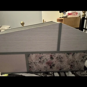 Dockhus Lundby  - Bilderna visar ett dockskåp med flera rum, fönster och dörrar. Skåpet har tapetserade väggar i olika mönster och golv med parkettliknande yta. Perfekt för dig som gillar inredning, pyssel eller vill skapa din egen miniatyrvärld. Passar både unga och vuxna med kreativt intresse.