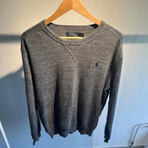 Ralph Lauren Tröja - Tröja med skönt material | Stl: M | Skick: 8/10 | Pris: 299kr, Tröjan hänger endast på galgen för bilden!