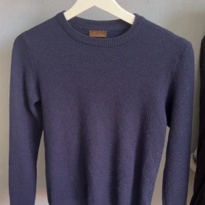 Mörkblå stickad tröja Stenströms - Hej jag säljer en snygg stickad tröja från stenströms k storlek xs det står att det är storlek s men har krympt i tvätten! Hör av er minsta lilla sak