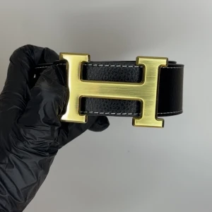 H bälte svart med guld spänne - Finns i storlek 110cm och 120cm i vår profil. FRAKT: 1-3 arbetsdagar