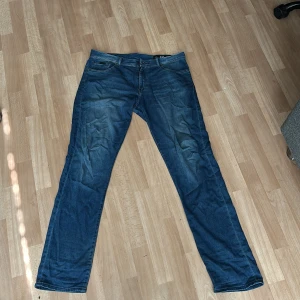 Armani Exchange blå jeans straight fit - Armani Exchange jeans modell J16 straight fit. Pris går att diskuteras