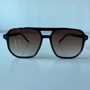 Retro solglasögon  - Retro solglasögon – svart båge med bruntonade glas Coola vintageinspirerade solglasögon med svart båge och bruna tonade linser. Sitter bekvämt och ger en stilren look. Perfekt för sommarens alla outfits! Helt nya, se bilder för detaljer.