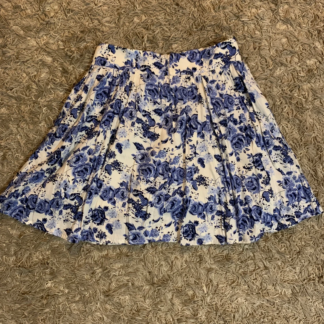 Vit och blå blommig kjol med dragkedja