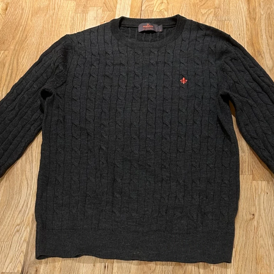 Mörkgrå kabelstickad tröja Morris