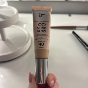 IT Cosmetics CC+ Nude Glow Fair - IT Cosmetics CC+ Nude Glow i nyansen Fair är en mediumtäckande foundation med SPF 40 och lystergivande serum. Tuben har en praktisk pump och snyggt silverlock. Perfekt för dig som vill ha en naturlig glow och jämn hudton. Jag har endast testat den och färgen blev tyvärr fel och därför tänkte jag om någon annan är i behov av den☺️🫶🏽