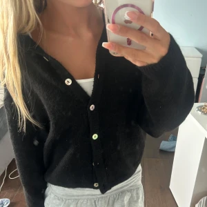 Svart kofta från Gina Tricot💞 - Jätte fin kofta från Gina som jag aldrig använt men tagit av prislapp på💞