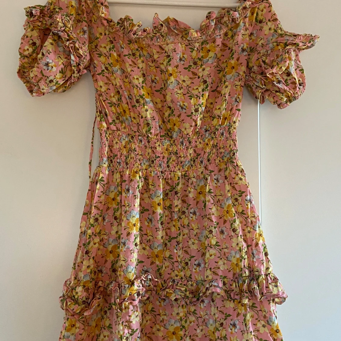 Blommig kortklänning från NLY Trend