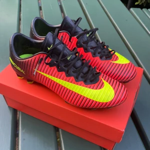 Nike mercurial vapor 11 elite 40 - Säljer ett par sällsynta Nike mercurial vapor 11 elite fg. Modellen går inte att få tag på längre. De är använda några gånger men är väldigt bra skick. Storlek 40 är de på skon.