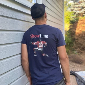 ShowTime T-Shirt - Köp denna stilrena Tisha och få en snyggare vardag, går ej att pruta. Finns i storlekarna S,M,L