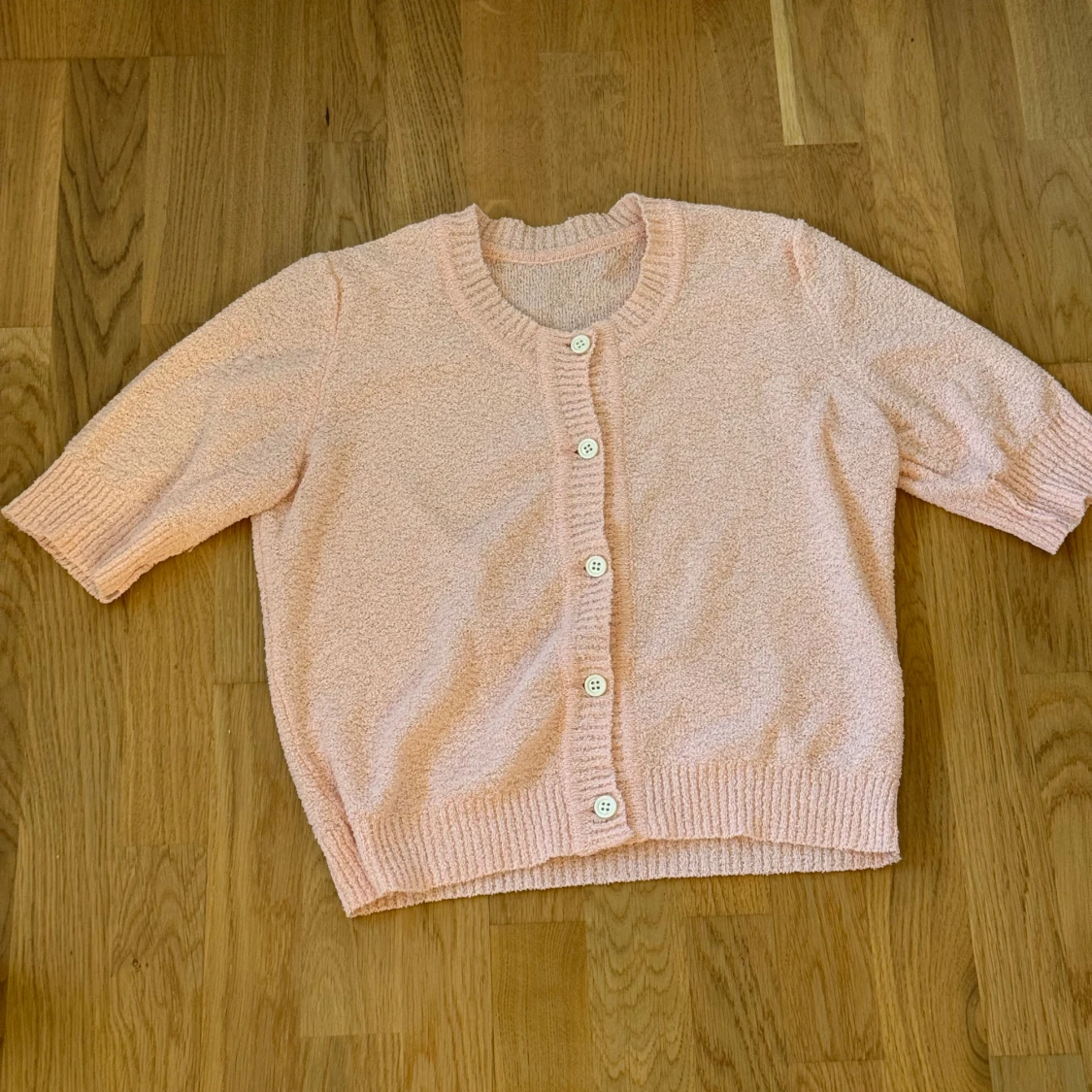Ljusrosa stickad kofta med knappar - 3