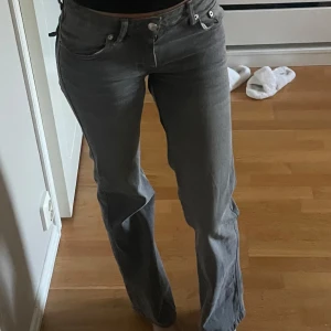 Grå lågmidjade jeans - Säljer ett par as snygga grå jeans med låg midja och raka ben. De är i super bra skick! Skriv för frågor 