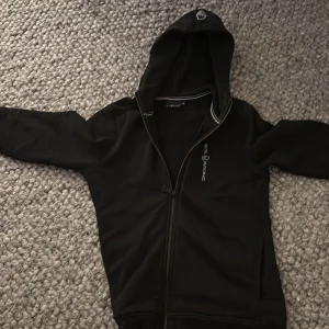 Säljer kläder och skor här! - Tjena! Säljer nu min sail racing tröja eftersom jag har vuxit ur den. hoodien är i storlek 160 cm, och är i ett bra och fint skick! Skriv gärna vid funderingar. Pris kan diskuteras