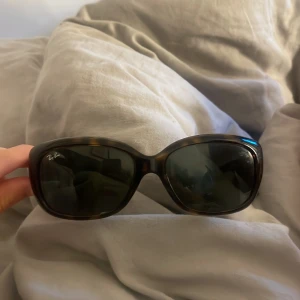 Ray-Ban solglasögon  - Snygga solglasögon från Ray-Ban i modellen ”JACKIE OHH”. Brun/svarta och nästan aldrig använda. 