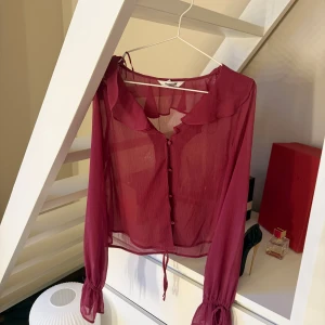 Lila blus - Säljer dennna jätte fina festliga blus i strl XS passar även mig som har S. Säljer pga att jag inte använder den så mycket🙌