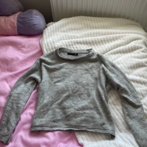 Grå stickad tröja  -  stickad tröja från lager 157 nyligen köpt inga tecken på användning 