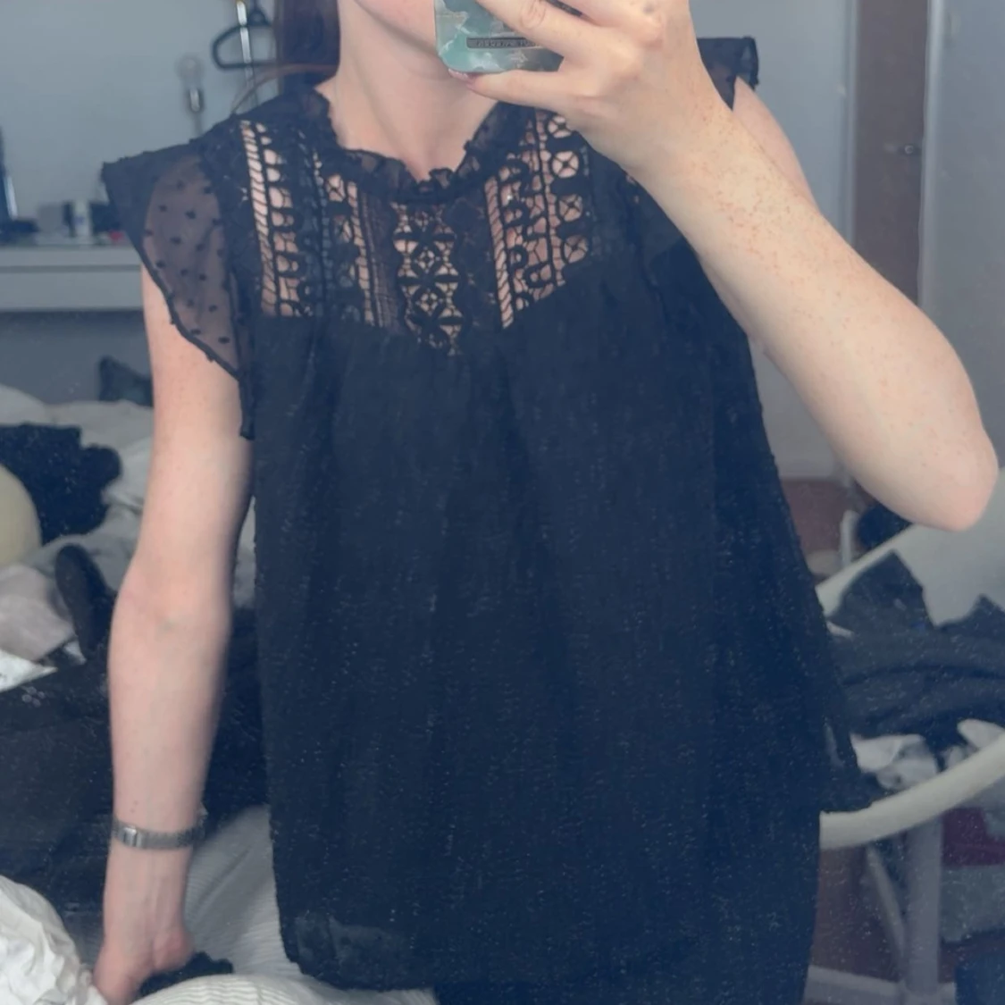 Svart blus med spets och volang