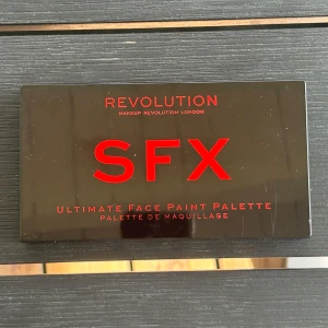 Revolution SFX Face Paint Palette - SFX ansiktsfärg från Makeup Revolution, perfekt för kreativa sminkningar och specialeffekter. Oanvänd med plasten kvar!