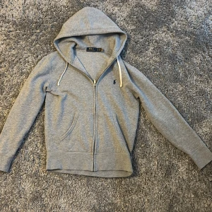 Grå Polo Ralph Lauren zip Hoodie - Öppen för byten!!🙌 Grå hoodie från Polo Ralph Lauren i storlek XS/S. Inga defekter allt som det ska, pris är inte hugget i en sten 🪨 Skriv dm vid för de minsta fråga. Start pris 800kr