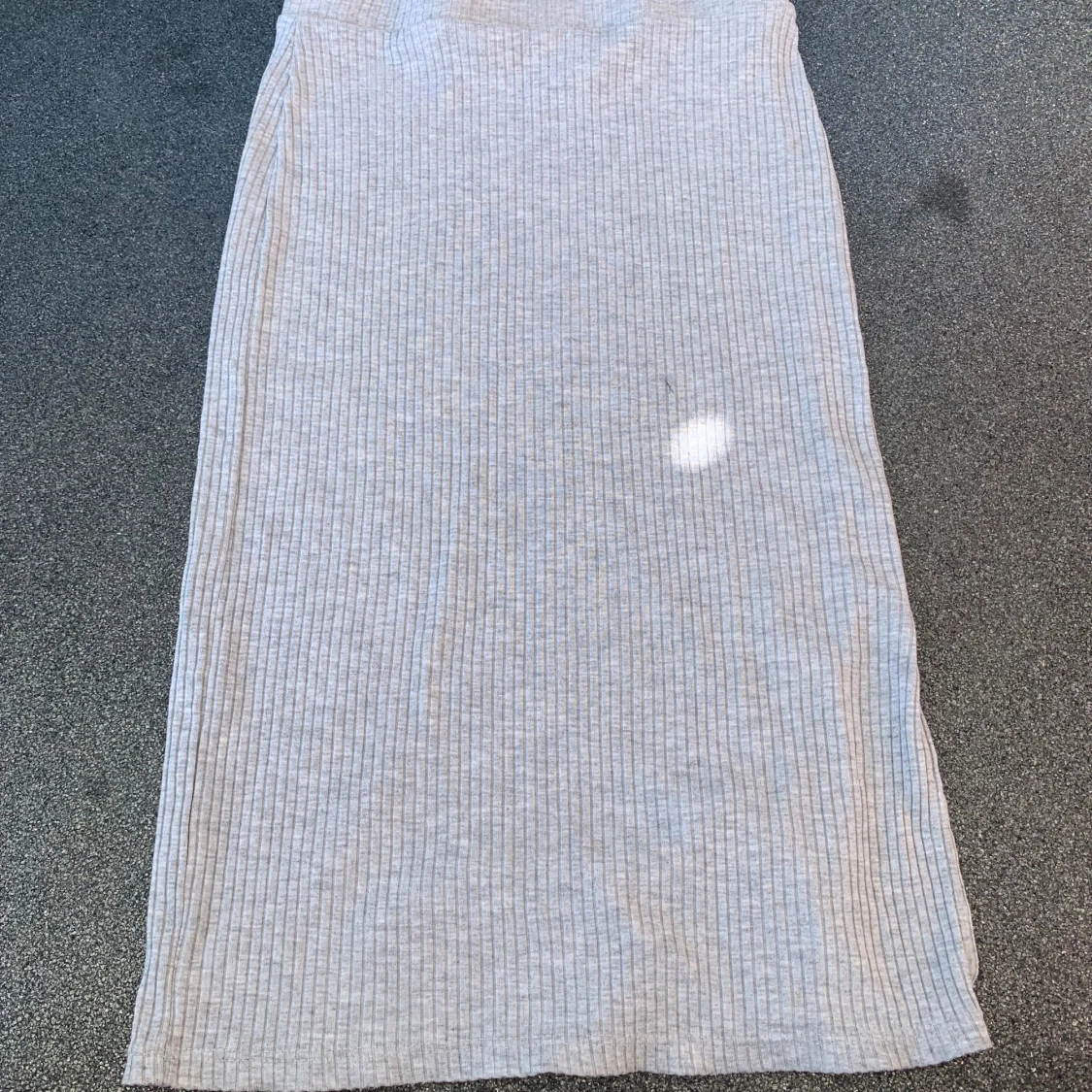 Ljusgrå ribbad långkjol med slits