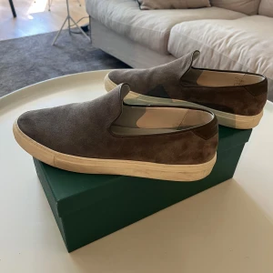 CQP mocka slip on - CQP modell Jelly slip on i färgen Tabac strl 46. Använda 4 gånger så i Nyskick. Ny pris 3799:-. Mitt pris 2300:-. Kartong och dust bag finns 
